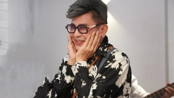 MC Thanh Bạch hiếm hoi lộ diện, trang điểm cầu kỳ với vẻ ngoài gây chú ý ở tuổi U70