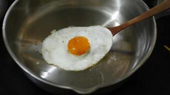 Chiên trứng ốp la làm thêm 1 bước, không cần dùng đến chảo chống dính món trứng ốp la vẫn tròn đẹp, không bị vỡ nát