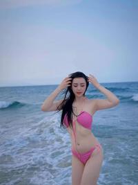 Quỳnh Kool lâu lắm mới tung ảnh bikini, phản ứng thế nào khi fan khen ''ngon từ thịt, ngọt từ xương''