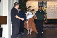 Britney Spears nhếch nhác rời khỏi khách sạn, chuyện gì đã xảy ra?