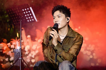 Sau Quang Hùng MasterD, thêm một nam ca sĩ Việt được khán giả tặng nhu yếu phẩm khi đi diễn