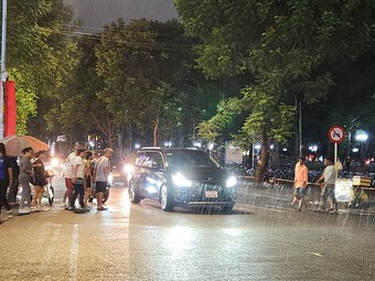 Trung tâm TP.HCM đón cơn mưa xối xả, người dân không kịp trở tay nhưng vẫn vui sướng sau bao ngày nắng nóng