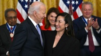Tổng thống Joe Biden trao huân chương cho Dương Tử Quỳnh tại Nhà Trắng
