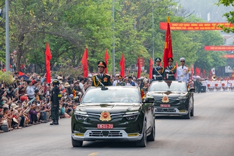 Hàng ngàn người dân đổ ra đường cổ vũ, khích lệ các chiến sĩ trong lễ tổng duyệt kỉ niệm 70 năm chiến thắng Điện Biên Phủ