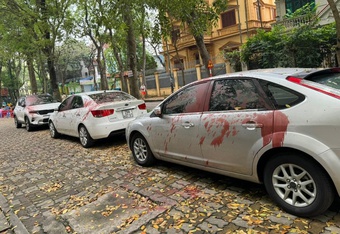 Tạm giữ 4 đối tượng tạt sơn vào nhiều ôtô ở Hà Nội