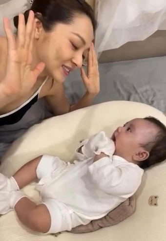 Bảo Anh khoe cận mặt con gái lúc 1 tháng tuổi, tiết lộ tính cách này của nhóc tỳ