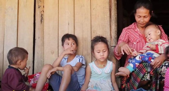 Cặp vợ chồng U50 ở Hà Giang sinh liên tiếp 16 đứa con, đứa lớn kém mẹ 16 tuổi