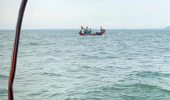 Tìm thấy 2 thi thể mắc kẹt trong tàu cá bị chìm trên biển ở Nghệ An