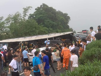 Tông xe liên hoàn trên cao tốc Nội Bài - Lào Cai, 6 phương tiện bị hư hỏng
