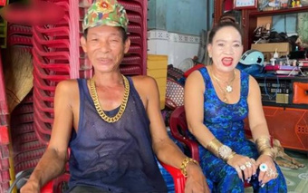 Vợ chồng Bạc Liêu đeo 100 cây vàng trên người để sửa xe, tiết lộ sở thích ''độc nhất vô nhị''