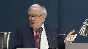 Warren Buffett ví AI như bom nguyên tử