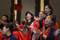 Hòa Minzy hào hứng xem diễu binh tại Điện Biên, mải mê đến mức bị nhắc nhở vì lấn đường