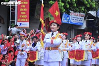 Phút chia tay xúc động người dân Điện Biên với các chiến sĩ tham gia diễu binh
