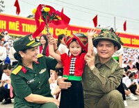 Em bé tượng đài dưới mưa - khoảnh khắc ánh lên triệu niềm tự hào trong lễ kỷ niệm 70 năm chiến thắng Điện Biên Phủ
