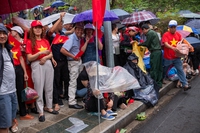 Bà con đội mưa ra đường, phấn khởi trong ngày diễu binh diễu hành kỷ niệm 70 năm Chiến thắng Điện Biên Phủ