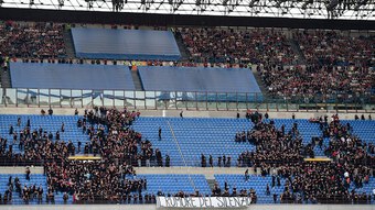 CĐV Milan tức giận, phản đối đội nhà