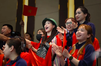 Hoà Minzy diện áo cờ đỏ sao vàng xuất hiện tại Điện Biên, được khen ngợi vì 1 hành động!