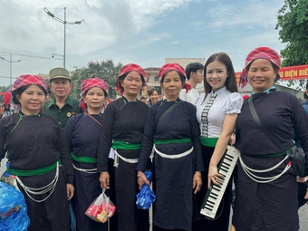 Nữ ca sĩ Vpop diện trang phục dân tộc Thái, chơi nhạc cụ đầy tự hào ở buổi diễu hành kỷ niệm 70 năm Chiến thắng Điện Biên Phủ