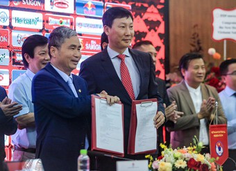 Ông Kim Sang-sik ký hợp đồng 2 năm dẫn dắt tuyển Việt Nam, hết lời cảm ơn thầy Park trong buổi lễ ra mắt