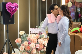 Dân mạng cảnh báo Khánh Thi về một biểu hiện "hơi khác" của Phan Hiển khi được nhắc hôn vợ, khẳng định "có vấn đề, nên coi lại"
