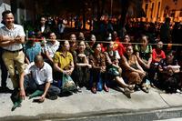 Xếp hàng từ tinh mơ ngồi chờ xem diễu binh mừng 70 năm Chiến thắng Điện Biên Phủ