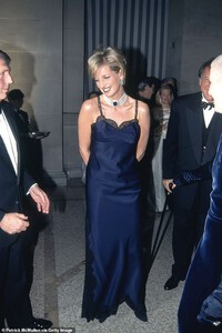 Vương phi Diana từng ghi dấu ấn khó quên tại Met Gala với chiếc váy phóng khoáng mang tuyên ngôn về hôn nhân của bà