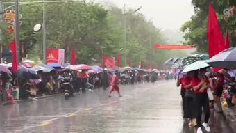 Người dân đội mưa xem diễu binh kỷ niệm 70 năm chiến thắng Điện Biên