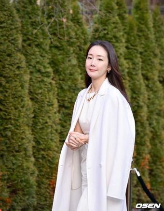 ''Nữ hoàng nước mắt xứ Hàn'' khoác váy cô dâu bên mỹ nhân ''Thần điêu đại hiệp'': Khoảng cách 5 tuổi có tạo sự khác biệt?