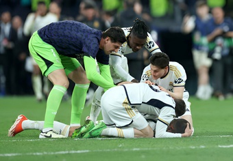 Người hùng của Real Madrid khóc nức nở