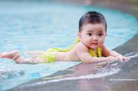 Con gái Khánh Thi diện bikini cực yêu, biểu cảm khi bơi cùng chị gái khiến ai cũng bật cười