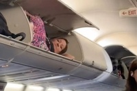 Người phụ nữ ngủ trong khoang hành lý máy bay gây sốc