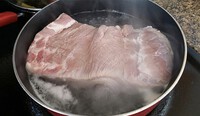 Thịt mua về đem đi chần nước sôi tưởng sạch nhưng sai bét: Ngâm thịt với loại nước này sạch hơn nhiều