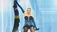 Chạy trốn vì sợ cướp rượt đuổi, fan nữ qua đời khi sang Brazil xem concert 1,6 triệu người của Madonna