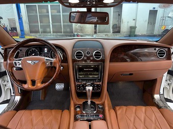 Showroom chào bán Bentley Flying Spur giá gần 6 tỷ, tặng kèm biển tứ quý 6 gây thắc mắc