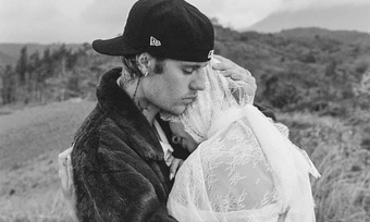 HOT: Justin Bieber và Hailey Bieber chuẩn bị đón con đầu lòng, bộ ảnh váy cưới bụng bầu hút gần 10 triệu like