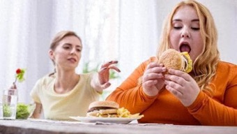 3 khung giờ ăn rất dễ tăng cân, nguyên nhân khiến nhiều người ăn ít vẫn béo